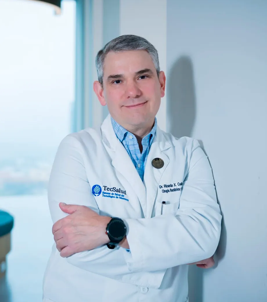 Dr. Ricardo Xavier Cuéllar Tamez con bata en su consultorio